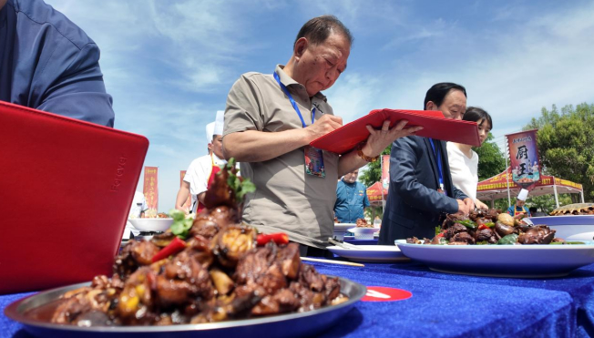 走向“高光时刻”——乡村流量“炒”出来！pg模拟器融媒·见证 美食为媒文旅产业(图6)