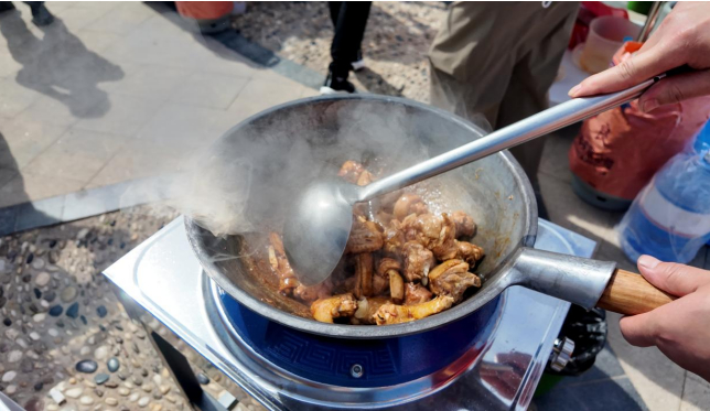 走向“高光时刻”——乡村流量“炒”出来！pg模拟器融媒·见证 美食为媒文旅产业(图8)