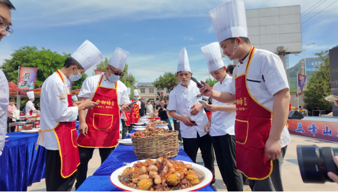 走向“高光时刻”——乡村流量“炒”出来！pg模拟器融媒·见证 美食为媒文旅产业(图10)